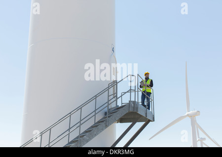 Arbeiter stehen auf Windturbine Stockfoto