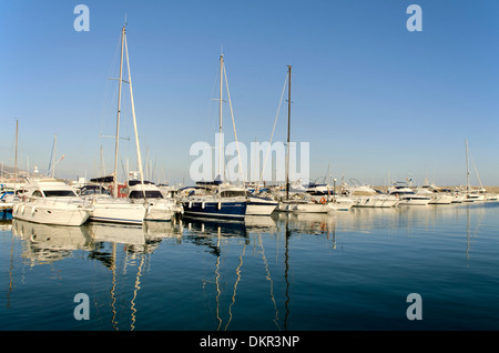 Der Hafen von Fuengirola mit kleinen Yachten und Segelboote vor Anker, Costa Del Sol, Spanien. Stockfoto