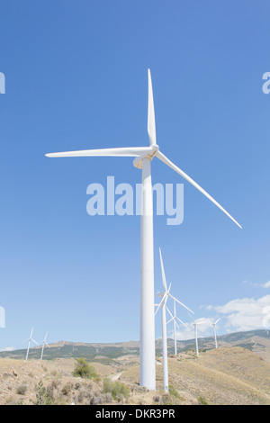 Windkraftanlagen, die Spinnerei in ländlichen Landschaft Stockfoto