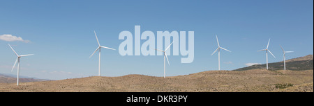 Windkraftanlagen, die Spinnerei in ländlichen Landschaft Stockfoto