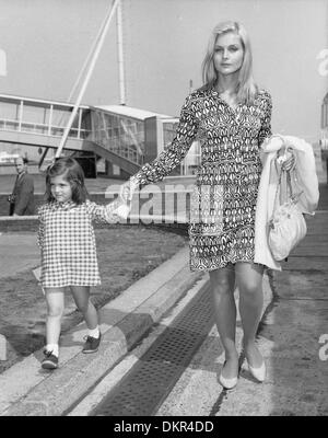 18. Juli 1966 - CAROL LYNLEY mit Tochter Jill Victoria in London ankommen. 1966. (Kredit-Bild: © Globe Photos/ZUMAPRESS.com) Stockfoto