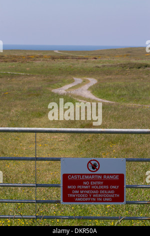 Kein Eintrag Zeichen auf Tor an militärischen Schießplatz. Castlemartin reichen. Pembrokeshire, Wales. Juni. Stockfoto