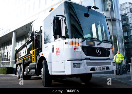 London, UK. 9. Dezember 2013. eine neue Bau-LKW mit erheblich verbesserten Fahrer Sichtbarkeit und Sicherheit Ausrüstung in der Nähe Rathaus. Bildnachweis: Piero Cruciatti/Alamy Live-Nachrichten Stockfoto