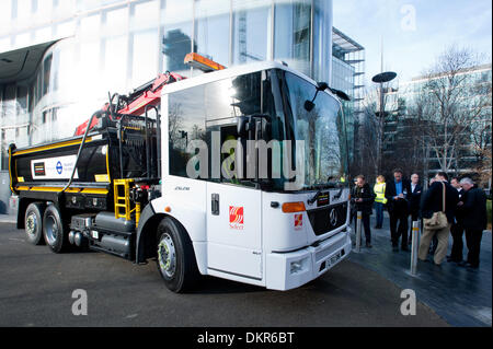 London, UK. 9. Dezember 2013. eine neue Bau-LKW mit erheblich verbesserten Fahrer Sichtbarkeit und Sicherheit Ausrüstung in der Nähe Rathaus. Bildnachweis: Piero Cruciatti/Alamy Live-Nachrichten Stockfoto