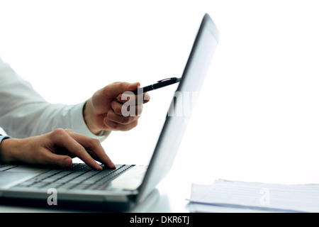 Geschäftsmann auf Laptop zeigen und etwas zeigen Stockfoto
