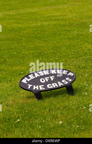 Cast Iron "Bitte Keep off the Grass' melden Sie auf einer Wiese. Dyfed, Wales. Juli. Stockfoto