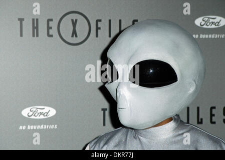 FREMD. X-FILES-FINALE-WARP-PARTY. ANGELES, USA. HOUSE OF BLUES, HOLLYWOOD, LOS.27/04/2002.LA2993 Stockfoto