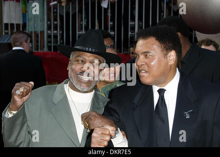 Boxer "Smokin ' Joe Frazier ist nach einem Kampf mit Leberkrebs gestorben. Joseph William "Joe" Frazier (12. Januar 1944 - 7. November 2011) war ein ehemaliger Olympiasieger und unbestritten Welt Boxweltmeister im Schwergewicht, deren berufliche Laufbahn von 1965 bis 1976, mit einem kurzen Comeback im Jahr 1981 dauerte. Frazier besiegte Ali auf Punkte in der mit Spannung erwartete "Kampf des Jahrhunderts". Das Internat Stockfoto