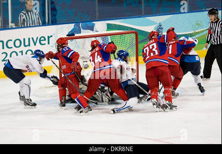 14. Februar 2010 - Vancouver, British Columbia, Kanada - Womens Hockey vorläufige Runde Finnland Shutout Russland 5-1 während der Olympischen Spiele in Vancouver 2010. Russland verteidigt gegen Finnland. (Kredit-Bild: © Patrick T Fallon/ZUMA Press) Stockfoto