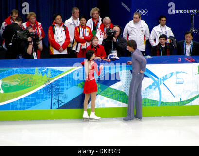 15. Februar 2010 konkurrieren - Vancouver, British Columbia, Kanada - Eiskunstlauf Paare Kür - Russische Föderation Olympischen Skater YUKO KAWAGUCHI und ALEXANDER SMIRNOV in der Abbildung Eislauf-Paare-Event auf der 2010 Winter Olympiade in Vancouver. Das russische Team Vierter. (Kredit-Bild: © PhotoXpress/ZUMA Press) Stockfoto