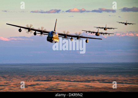 Fünf Transportflugzeug der US Air Force MC-130J Commando Sonderbetrieb führen Low-Level-Bildung Ausbildung 5. November 2013 in Clovis, nm Stockfoto