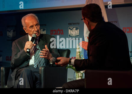 Tel Aviv, Israel. 9. Dezember 2013. Israelische Präsident Shimon Peres (L) wird live von der US-Cable News Network (CNN) Journalist und TV-Moderator Richard Quest bei der Eröffnungsfeier der 2013 Israel Business Konferenz in Tel Aviv, Israel, am 8. Dezember 2013 interviewt. Israels Präsident Shimon Peres sagte am Sonntag, dass es zu einer Einigung mit den Palästinensern in den nächsten Monaten möglich ist, wenn die Sicherheit Israels gewährleistet werden. Bildnachweis: Xinhua/Alamy Live-Nachrichten Stockfoto