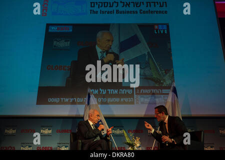 Tel Aviv, Israel. 9. Dezember 2013. Israelische Präsident Shimon Peres (L) wird live von der US-Cable News Network (CNN) Journalist und TV-Moderator Richard Quest bei der Eröffnungsfeier der 2013 Israel Business Konferenz in Tel Aviv, Israel, am 8. Dezember 2013 interviewt. Israels Präsident Shimon Peres sagte am Sonntag, dass es zu einer Einigung mit den Palästinensern in den nächsten Monaten möglich ist, wenn die Sicherheit Israels gewährleistet werden. Bildnachweis: Xinhua/Alamy Live-Nachrichten Stockfoto