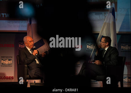 Tel Aviv, Israel. 9. Dezember 2013. Israelische Präsident Shimon Peres (L) wird live von der US-Cable News Network (CNN) Journalist und TV-Moderator Richard Quest bei der Eröffnungsfeier der 2013 Israel Business Konferenz in Tel Aviv, Israel, am 8. Dezember 2013 interviewt. Israels Präsident Shimon Peres sagte am Sonntag, dass es zu einer Einigung mit den Palästinensern in den nächsten Monaten möglich ist, wenn die Sicherheit Israels gewährleistet werden. Bildnachweis: Xinhua/Alamy Live-Nachrichten Stockfoto