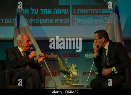 Tel Aviv, Israel. 9. Dezember 2013. Israelische Präsident Shimon Peres (L) wird live von der US-Cable News Network (CNN) Journalist und TV-Moderator Richard Quest bei der Eröffnungsfeier der 2013 Israel Business Konferenz in Tel Aviv, Israel, am 8. Dezember 2013 interviewt. Israels Präsident Shimon Peres sagte am Sonntag, dass es zu einer Einigung mit den Palästinensern in den nächsten Monaten möglich ist, wenn die Sicherheit Israels gewährleistet werden. Bildnachweis: Xinhua/Alamy Live-Nachrichten Stockfoto