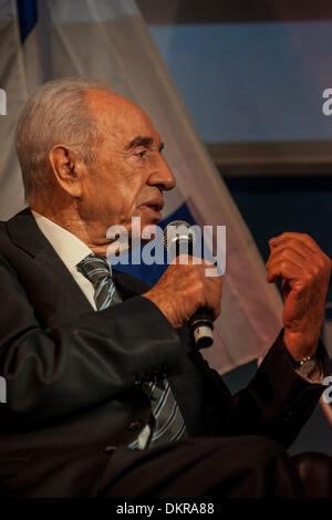 Tel Aviv, Israel. 9. Dezember 2013. Israelische Präsident Shimon Peres (L) wird live von der US-Cable News Network (CNN) Journalist und TV-Moderator Richard Quest bei der Eröffnungsfeier der 2013 Israel Business Konferenz in Tel Aviv, Israel, am 8. Dezember 2013 interviewt. Israels Präsident Shimon Peres sagte am Sonntag, dass es zu einer Einigung mit den Palästinensern in den nächsten Monaten möglich ist, wenn die Sicherheit Israels gewährleistet werden. Bildnachweis: Xinhua/Alamy Live-Nachrichten Stockfoto