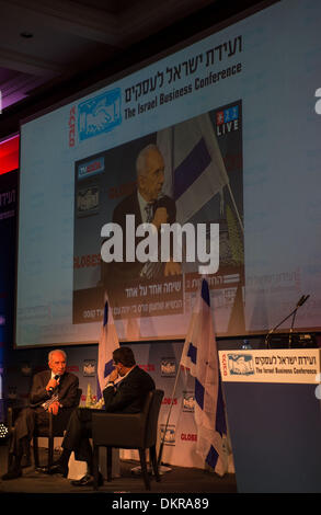 Tel Aviv, Israel. 9. Dezember 2013. Israelische Präsident Shimon Peres (L) wird live von der US-Cable News Network (CNN) Journalist und TV-Moderator Richard Quest bei der Eröffnungsfeier der 2013 Israel Business Konferenz in Tel Aviv, Israel, am 8. Dezember 2013 interviewt. Israels Präsident Shimon Peres sagte am Sonntag, dass es zu einer Einigung mit den Palästinensern in den nächsten Monaten möglich ist, wenn die Sicherheit Israels gewährleistet werden. Bildnachweis: Xinhua/Alamy Live-Nachrichten Stockfoto