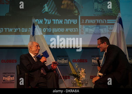 Tel Aviv, Israel. 9. Dezember 2013. Israelische Präsident Shimon Peres (L) wird live von der US-Cable News Network (CNN) Journalist und TV-Moderator Richard Quest bei der Eröffnungsfeier der 2013 Israel Business Konferenz in Tel Aviv, Israel, am 8. Dezember 2013 interviewt. Israels Präsident Shimon Peres sagte am Sonntag, dass es zu einer Einigung mit den Palästinensern in den nächsten Monaten möglich ist, wenn die Sicherheit Israels gewährleistet werden. Bildnachweis: Xinhua/Alamy Live-Nachrichten Stockfoto