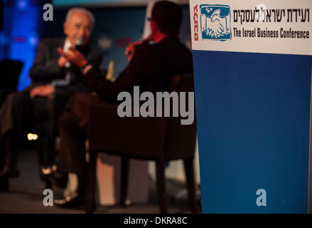 Tel Aviv, Israel. 9. Dezember 2013. Israelische Präsident Shimon Peres (L) wird live von der US-Cable News Network (CNN) Journalist und TV-Moderator Richard Quest bei der Eröffnungsfeier der 2013 Israel Business Konferenz in Tel Aviv, Israel, am 8. Dezember 2013 interviewt. Israels Präsident Shimon Peres sagte am Sonntag, dass es zu einer Einigung mit den Palästinensern in den nächsten Monaten möglich ist, wenn die Sicherheit Israels gewährleistet werden. Bildnachweis: Xinhua/Alamy Live-Nachrichten Stockfoto