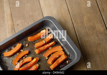 Hausgemachte Halloween Kürbis Scheiben in Backform gebacken Stockfoto