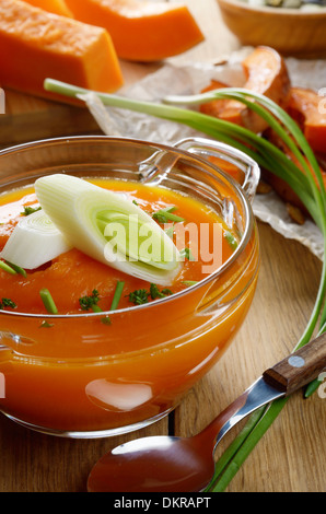 Hausgemachte Thanksgiving Kürbissuppe im Glas Schüssel. Gesunde Ernährung-Konzept. Stockfoto
