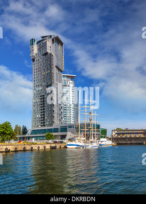 Weiße Segelboote am Kai Präsident in Gdynia, Polen. Stockfoto