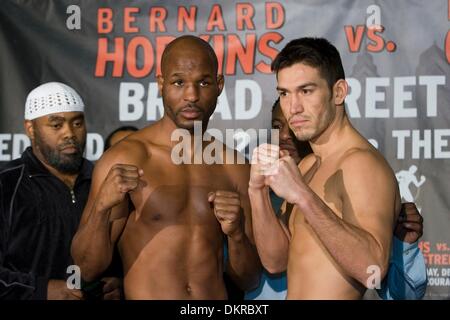 1. Dezember 2009 kämpfen - Philadelphia, Pennsylvania, USA - BERNARD HOPKINS (links) und ENRIQUE ORNELAS auf die Waage im Liacouras Center, der Website von der 2. Dezember 2009.  Hopkins-wog-in bei 175 Pfund und Ornelas war 173,5 Pfund. (Kredit-Bild: © Jay Gorodetzer/ZUMA Press) Stockfoto