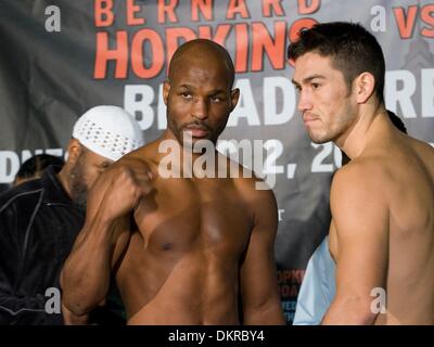 1. Dezember 2009 kämpfen - Philadelphia, Pennsylvania, USA - BERNARD HOPKINS (links) und ENRIQUE ORNELAS auf die Waage im Liacouras Center, der Website von der 2. Dezember 2009. Hopkins-wog-in bei 175 Pfund und Ornelas war 173,5 Pfund. (Kredit-Bild: © Jay Gorodetzer/ZUMA Press) Stockfoto