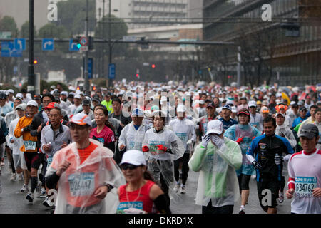 28. Februar 2010 - nehmen Tokyo, Japan - Tausende Läufer an der 2010 Tokio Marathon teil. Trotz Kälte und Regen teilgenommen mehr als 30.000 Sportler an der Veranstaltung. (Kredit-Bild: © Christopher Jue/ZUMA Press) Stockfoto