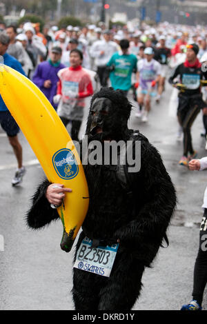 28. Februar 2010 - Tokyo, Japan - ein Mann in ein Gorilla Kostüm gekleidet und hält eine überdimensionale Banane 2010 Tokio Marathon beteiligt. Trotz Kälte und Regen teilgenommen mehr als 30.000 Sportler an der Veranstaltung. (Kredit-Bild: © Christopher Jue/ZUMA Press) Stockfoto