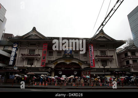 28. Februar 2010 - Tokyo, Japan - Läufer nehmen Teil in 2010 Tokio Marathon, wie sie es machen Weg vorbei an das Kabukiza-Theater in der Ginza Bezirk von Tokio. Trotz Kälte und Regen teilgenommen mehr als 30.000 Sportler an der Veranstaltung. (Kredit-Bild: © Christopher Jue/ZUMA Press) Stockfoto