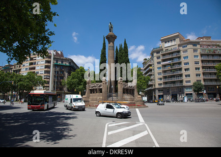 Spanien, Katalonien, Barcelona, Plaça de Mossen Jacint Verdaguer Denkmal auf der Passeig Sant Joan Avinguda Diagona Kreuzung. Stockfoto