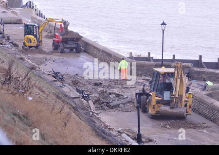 Cromer, Norfolk, UK, 9. Dezember 2013. Schäden Aufräumen nach dem Sturm vom 06. Dezember. @John Worrall/Alamy Live-Nachrichten Stockfoto