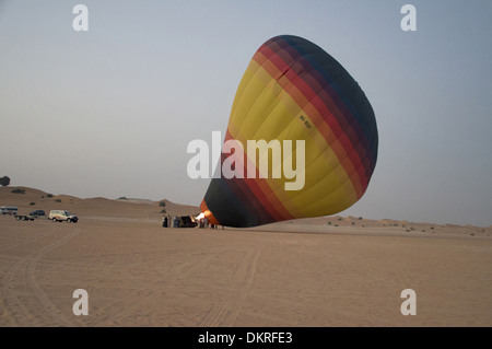 Heißluftballon in der Wüste, Dubai-VAE Stockfoto