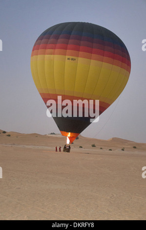 Heißluftballon in der Wüste, Dubai-VAE Stockfoto