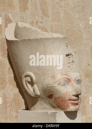 Steinskulptur in Ägypten zeigt den Kopf der Hatschepsut in sonnigen Ambiente Stockfoto