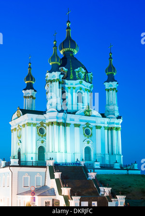 Abenddämmerung Blick auf St. Andreaskirche in Kiew, die Hauptstadt der Ukraine. Stockfoto