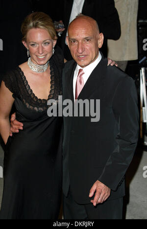 SIR BEN KINGSLEY & ALISON. SCHAUSPIELER & FRAU. A.BEVERLY HILLS, LOS ANGELES, US.24/03/2002.LA1809 Stockfoto