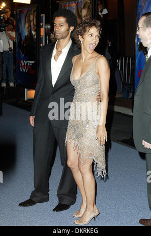 HALLE BERRY & ERIC BENET. SCHAUSPIELERIN & MANN, SÄNGER USA. SHRINE AUDITORIUM, LOS ANGELES.11/11/2002.LAC11034. Stockfoto