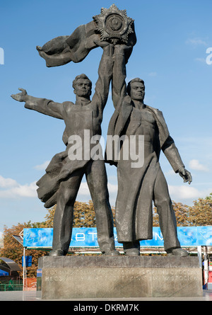 Eine bronzene Statue, die russische und ukrainische Arbeiter hält die sowjetischen Orden der Freundschaft der Völker in Kiew, Ukraine. Stockfoto