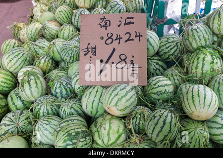 Wassermelonen zum Verkauf im Shop in Shanghai, China Stockfoto