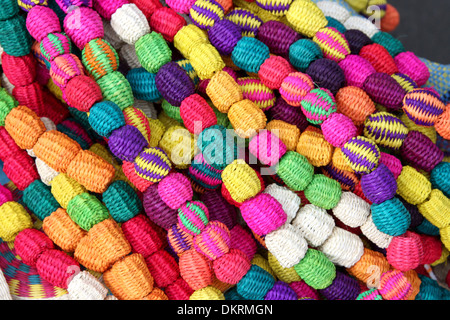 Handgemachte bunte Halskette mit geflochtenen Stroh, Manta, Ecuador, Südamerika. Stockfoto