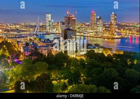 Rotterdam-Skyline bei Nacht, Niederlande Stockfoto