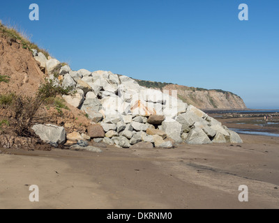 Rock-Rüstung, die Unterstützung von Boulder Clay Klippen von Robin Hoods Bay Yorkshire UK Stockfoto