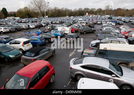 Parkhäuser Park Parkplatz uk geparkten Autos zu zahlen und Anzeige Stadtzentrum gepackt voll ausgelastet Stockfoto