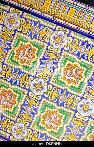 Nahaufnahme eines traditionellen spanischen reich verzierte keramische Wandfliesen. Multi-gefärbt mit gelben, Blues & Orangen, Malaga, Spanien. Stockfoto