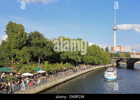 Berlin Spree Fernsehturm Strandbar bin Amphitheater Stockfoto