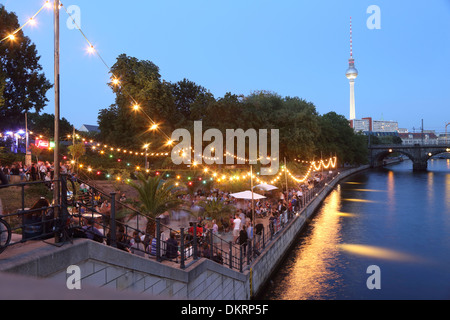 Berlin Spree Fernsehturm Strandbar bin Amphitheater Stockfoto