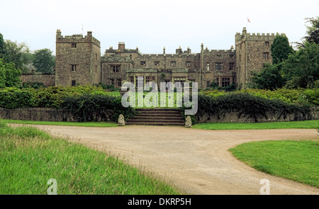 Muncaster Castle, einer mittelalterlichen Burg, betrachtet von den Gärten, Ravenglass, Cumbria, England, Großbritannien, UK Stockfoto