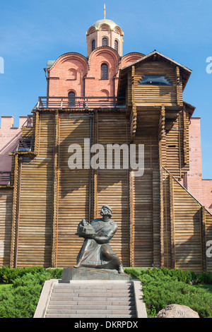 Das goldene Tor von Kiew und die Statue von Jaroslaw der Weise an der Stelle der alten Tore in Kiew, die Hauptstadt der Ukraine. Stockfoto